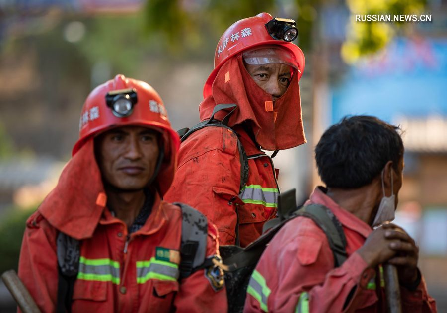 Пожарные продолжают борьбу с лесным пожаром в Юго-Западном Китае