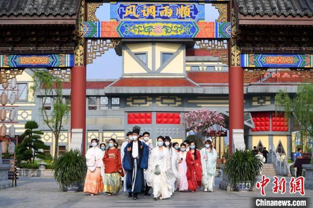 В городе Чанша в Китае продемонстрировали красоту традиционной китайской одежды