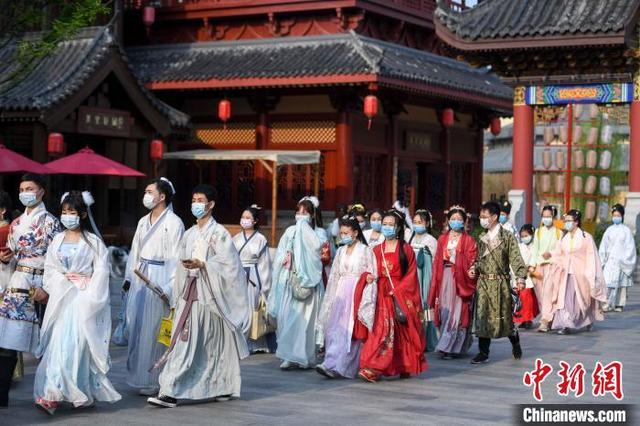 В городе Чанша в Китае продемонстрировали красоту традиционной китайской одежды