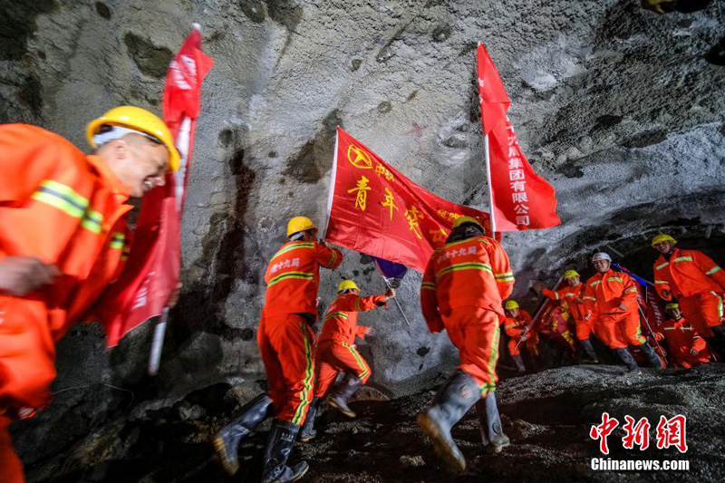 Завершилось строительство всех тоннелей по ж/д магистрали Лхаса-Ньингчи в Тибете