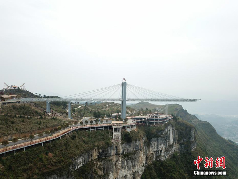 Самый длинный в мире стеклянный мост в провинции Гуйчжоу