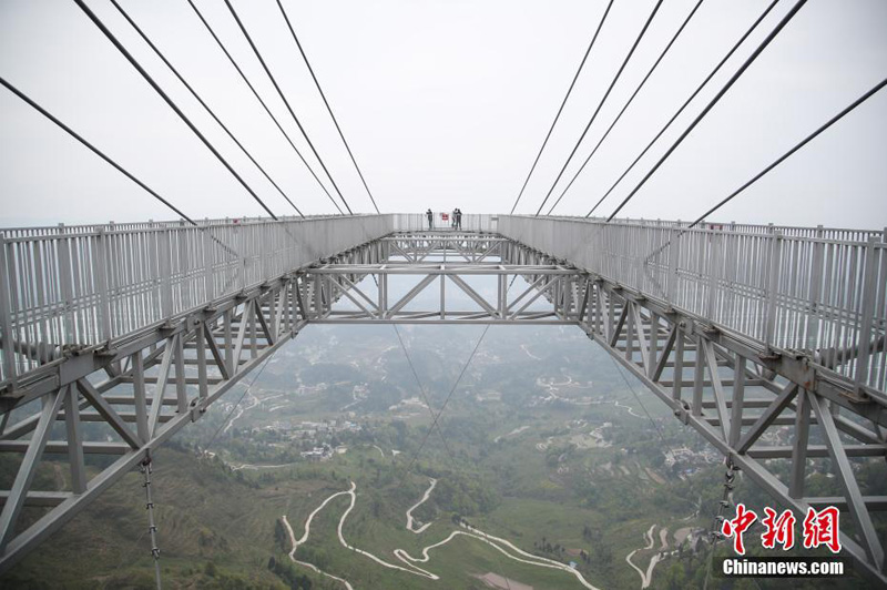 Самый длинный в мире стеклянный мост в провинции Гуйчжоу