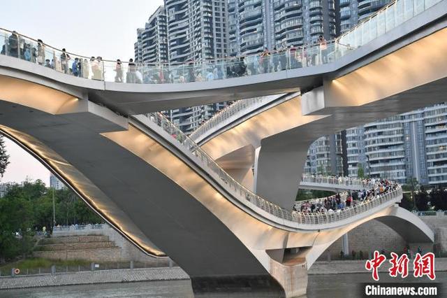Новый мост в китайском Чэнду стал достопримечательностью