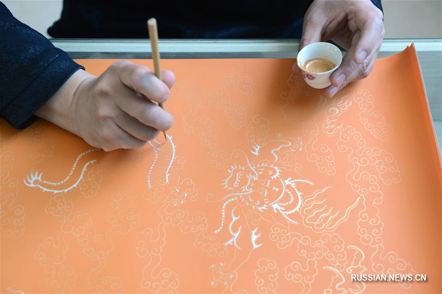 Лю Цзин -- китайский мастер отделки бумаги