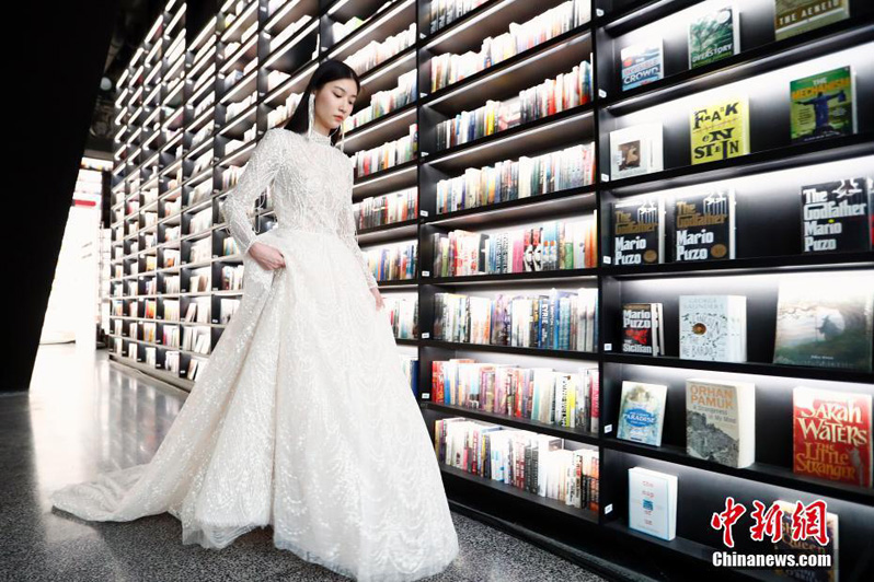 Модный показ в книжном магазине Пекина