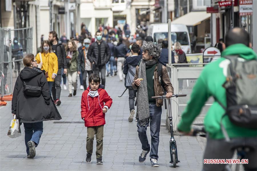 Франция постепенно смягчает противоэпидемический режим