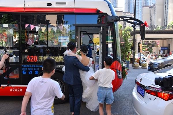 «Автобусы на свадьбу» в китайской городе Чэнду