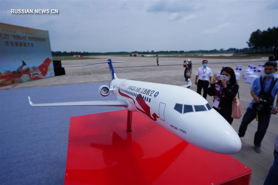 Китайский авиалайнер ARJ21, принадлежащий компании "Цзянси Эйр", совершил свой первый полет