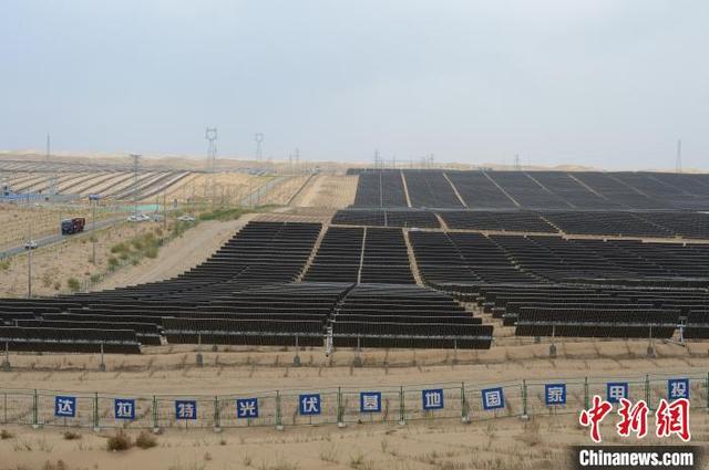 Строительство проекта по выработке фотоэлектрической энергии в пустыне Китая