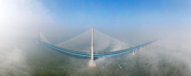 Большой мост через реку Янцзы с высоты птичьего полёта 