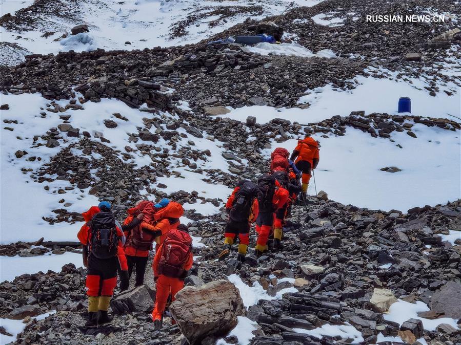Китайские геодезисты снова отправились к вершине горы Джомолунгма