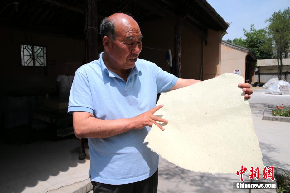 Китайцы создают бумагу из испражнении большой панды