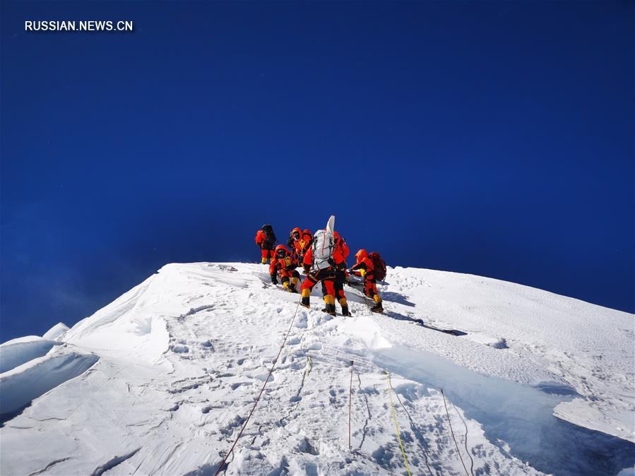 Китайская команда геодезистов достигла вершины горы Джомолунгма