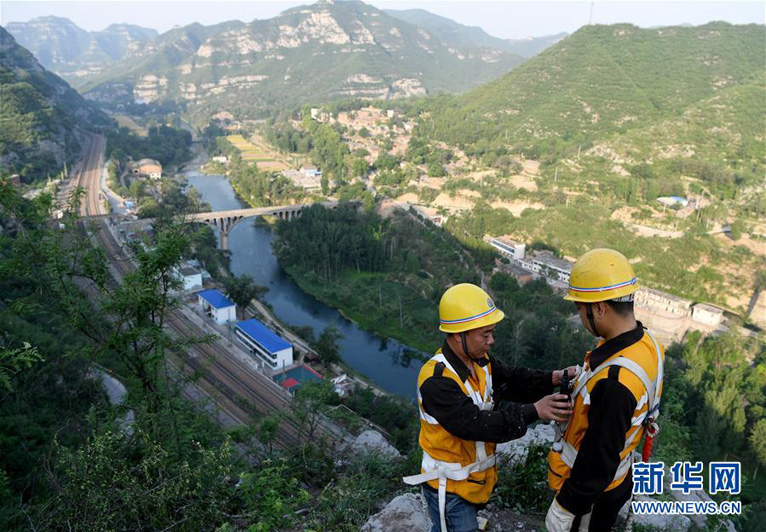 «Защитники безопасности» эксплуатации железной дороги в горах Тайханшань