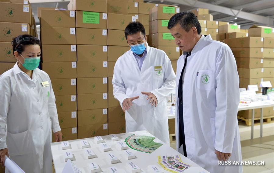 Президент Кыргызстана посетил фармацевтическую фабрику, производящую препараты против COVID-19
