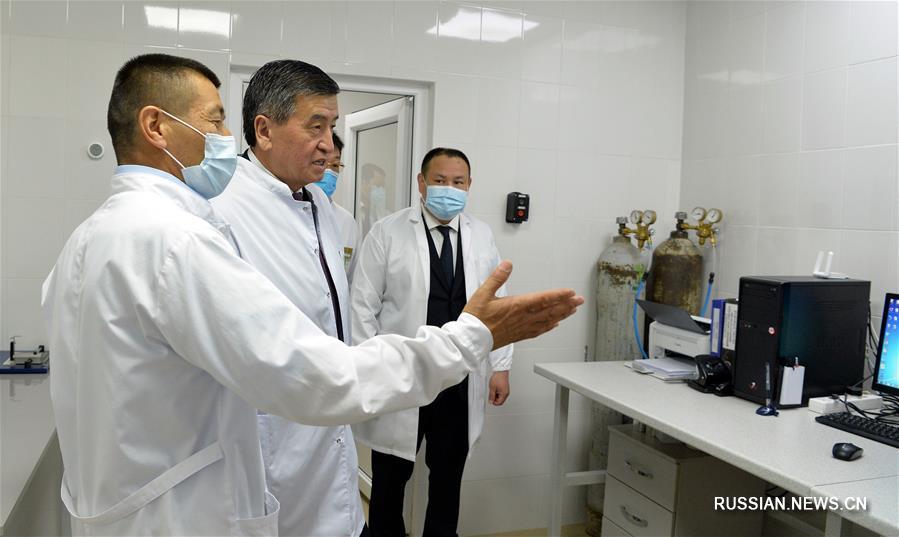 Президент Кыргызстана посетил фармацевтическую фабрику, производящую препараты против COVID-19