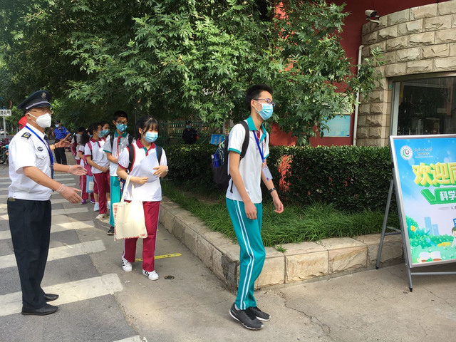 Сегодня более 400 тысяч пекинских учеников вернутся в школы 
