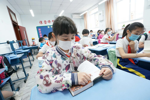 Сегодня более 400 тысяч пекинских учеников вернутся в школы 