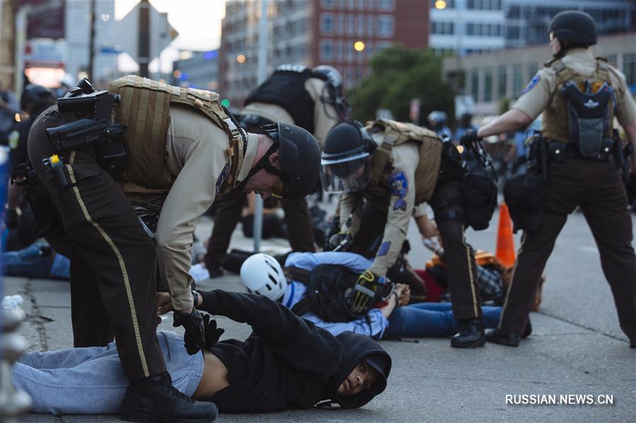В американском городе Миннеаполис продолжаются протесты против жестких действий полиции, повлекших за собой смерть афроамериканца