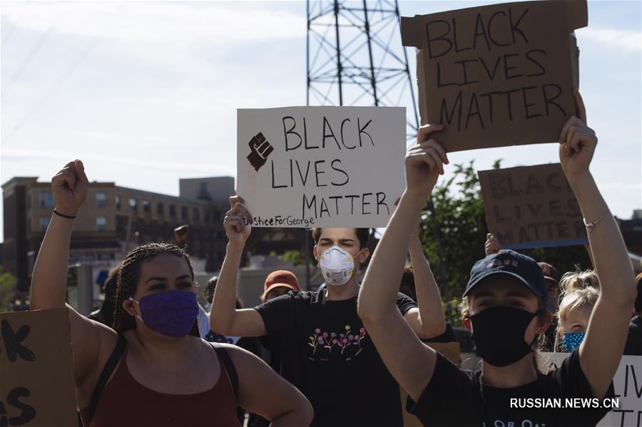 В американском городе Миннеаполис продолжаются протесты против жестких действий полиции, повлекших за собой смерть афроамериканца