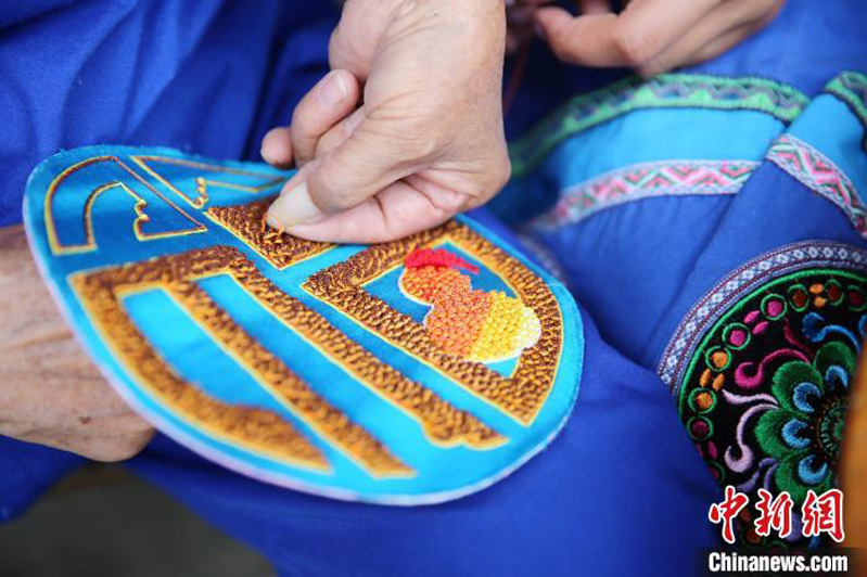 Мастер из Гуанси сохраняет традиционную технику изготовления шарообразных украшений из шелка