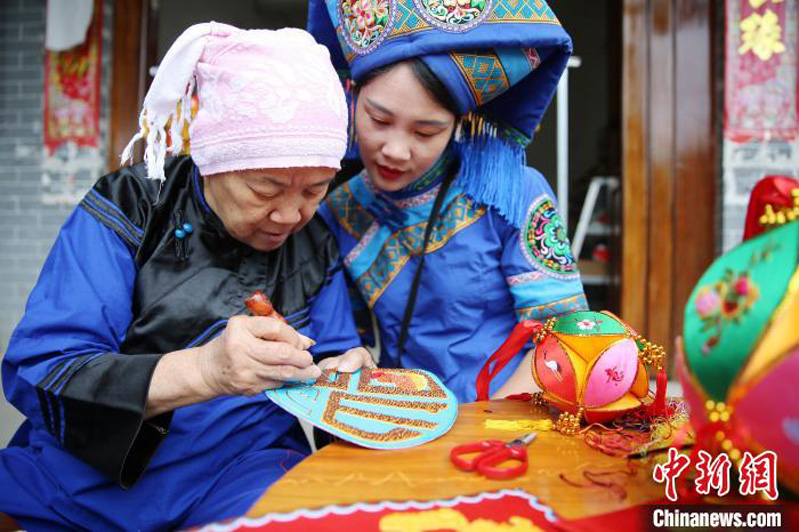 Мастер из Гуанси сохраняет традиционную технику изготовления шарообразных украшений из шелка