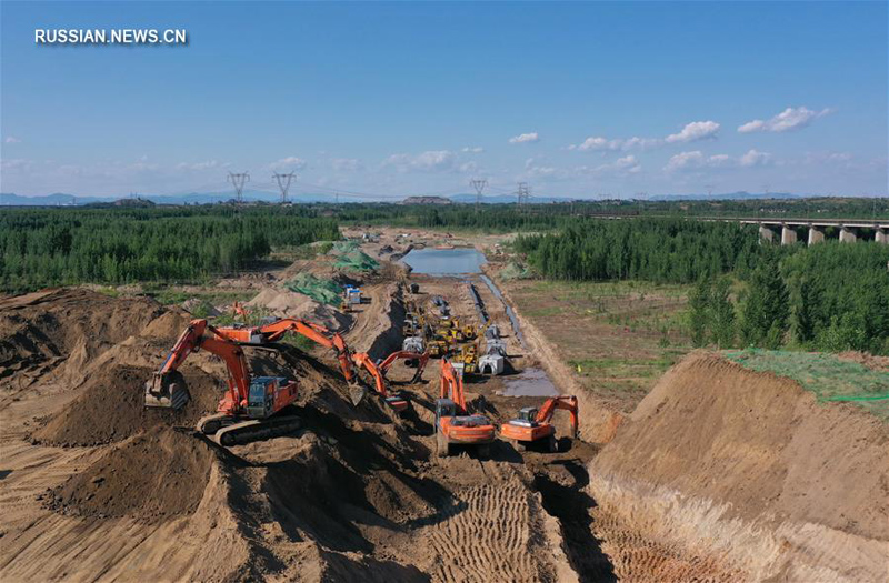 Полным ходом ведется строительство участка восточной нитки китайско-российского газопровода через реку Луаньхэ в Северном Китае