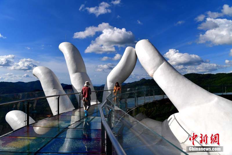 Первый подвесной радужный мост в Китае