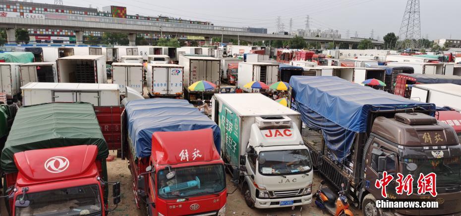 На пекинском рынке Синьфади открылись временные торговые зоны