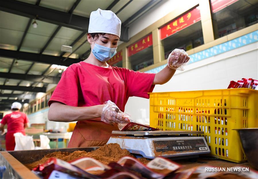В синьцзянском уезде Яньци активно развивается индустрия "трех красных"