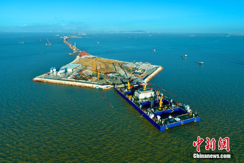 В Китае завершена стыковка первой опускной секции самого широкого в мире подводного тоннеля