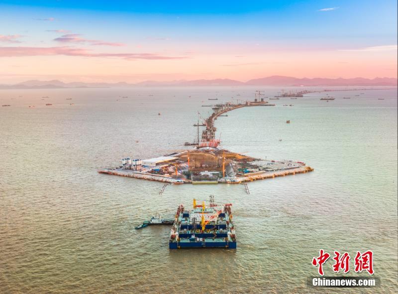 В Китае завершена стыковка первой опускной секции самого широкого в мире подводного тоннеля