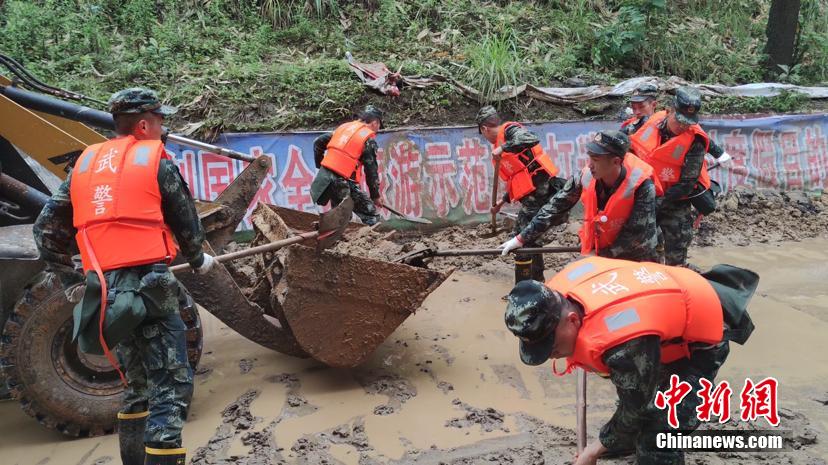 В уезде Тунцзы провинции Гуйчжоу есть пострадавшие от наводнения