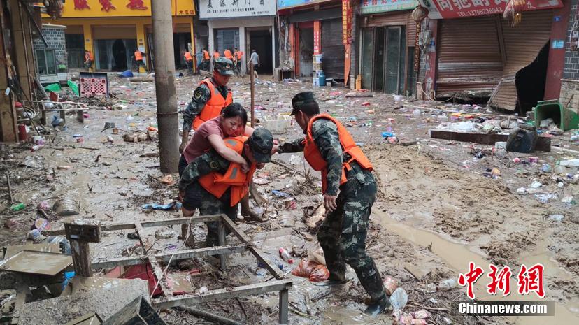 В уезде Тунцзы провинции Гуйчжоу есть пострадавшие от наводнения