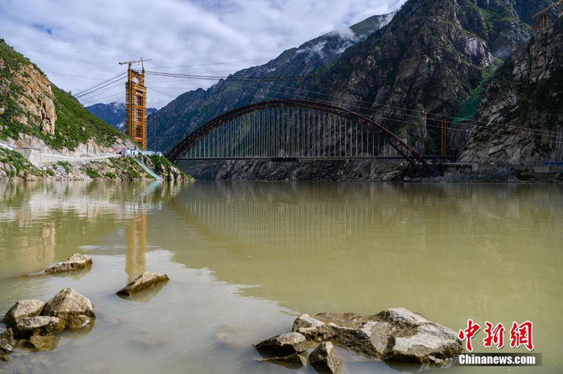 В Тибете успешно выполнено сведение моста через реку Ялуцангпо