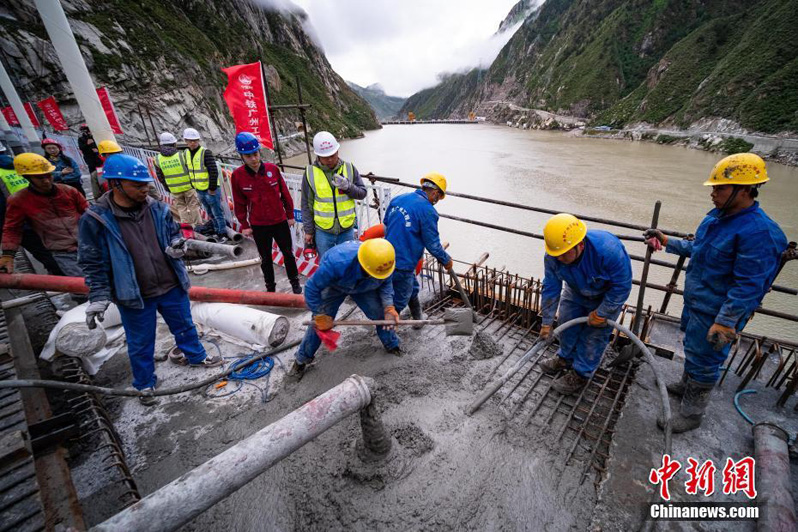 В Тибете успешно выполнено сведение моста через реку Ялуцангпо