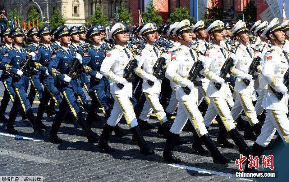 На Красной площади начался военный парад в честь 75-й годовщины Победы