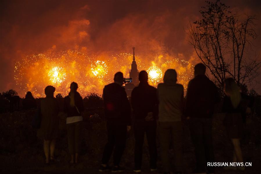 Праздничный салют в Москве