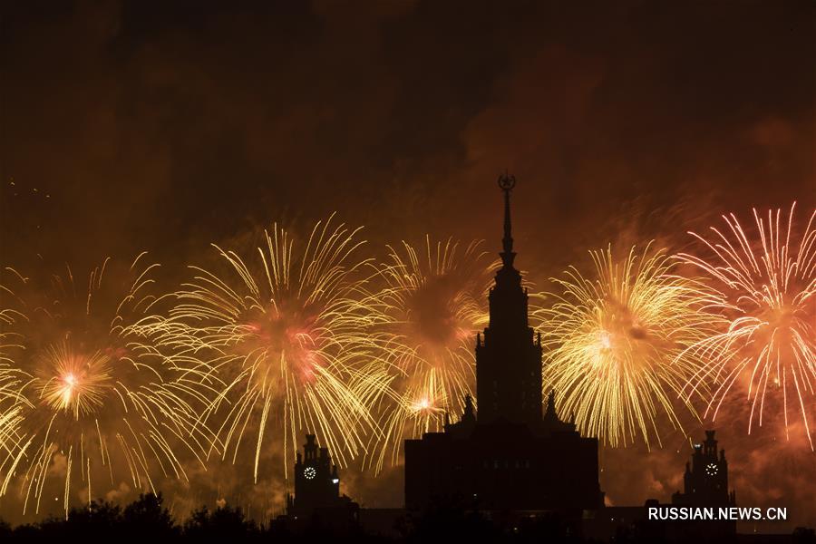 Праздничный салют в Москве