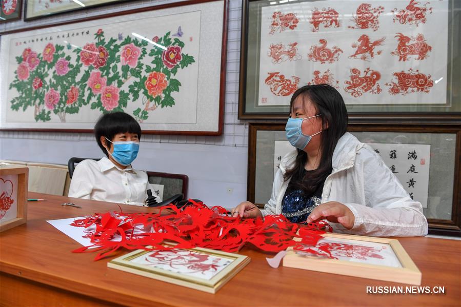 Мастерица художественного вырезания из бумаги из провинции Цзилинь