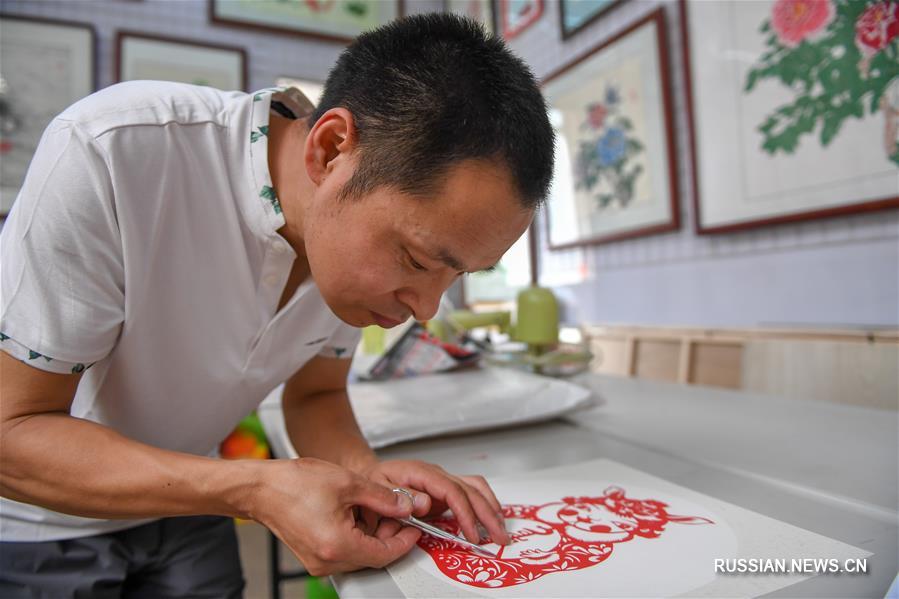Мастерица художественного вырезания из бумаги из провинции Цзилинь