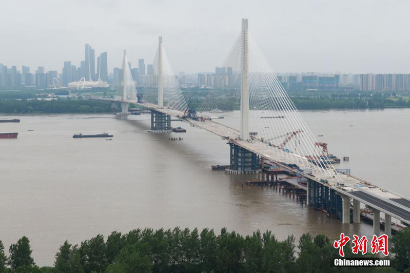 В Нанкине успешно выполнено смыкание Пятого большого моста через реку Янцзы