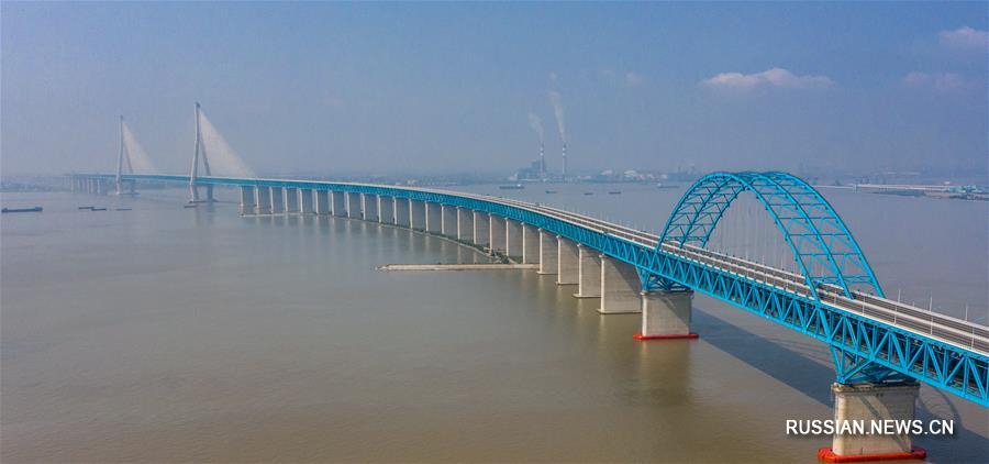 В провинции Цзянсу введен в эксплуатацию многофункциональный мост "Хусутун" через Янцзы