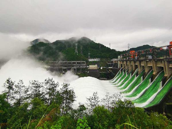 Крупное водохранилище на востоке Китая открыло все водосбросы для борьбы с наводнениями