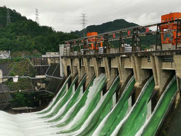 Крупное водохранилище на востоке Китая открыло все водосбросы для борьбы с наводнениями