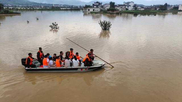 Лодки и мосты в затопленных наводнениями городах
