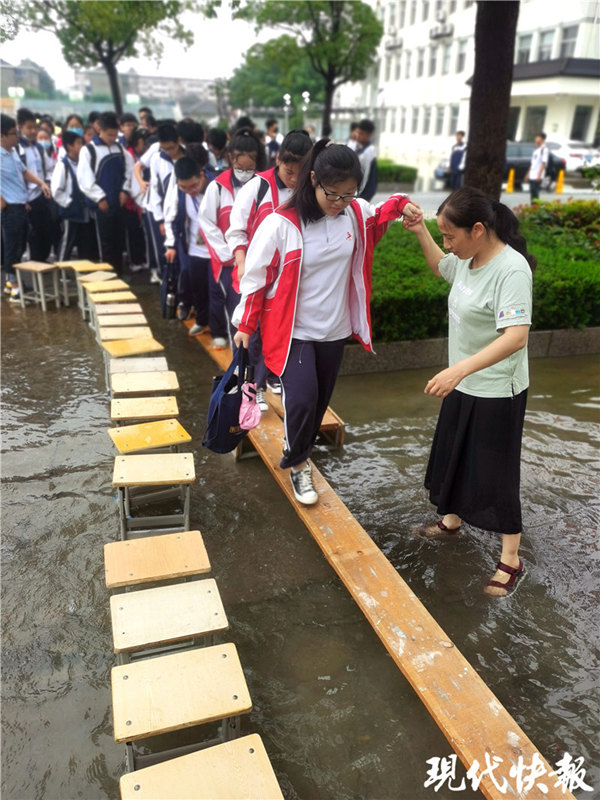 Лодки и мосты в затопленных наводнениями городах