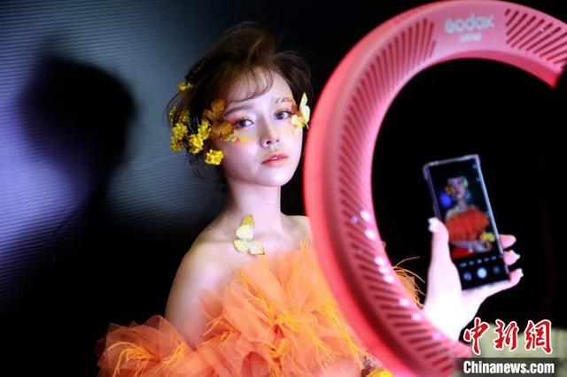 В Шанхае стартовала 37-я международная выставка свадебных платьев и фотоаппаратуры