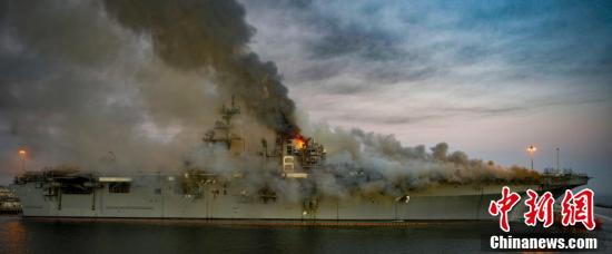 57 человек поступили на лечение с легкими травмами после пожара на борту десантного корабля -- ВМС США