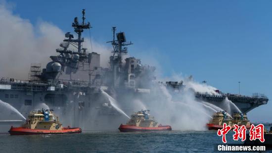 57 человек поступили на лечение с легкими травмами после пожара на борту десантного корабля -- ВМС США
